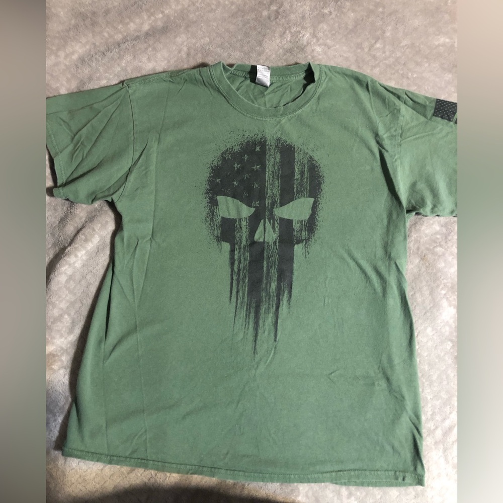 Mens: Skull flag tee size large
